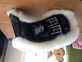 For sale: Fairfax 22" Narrow Gauge Dressage Girth & Nuumed Sleeve