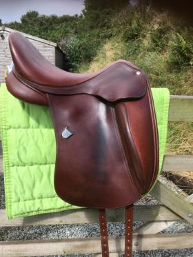 For sale: Brown Bates Inova extended block dressage saddle size1